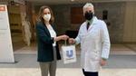 Az Unilever egyik munkatársa egy Unileveres ajándékcsomagot ad át a kórház egy dolgozójának.