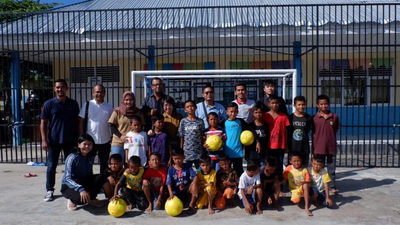 Unilever Indonesia Visit Palu Main Bola Foto Bersama