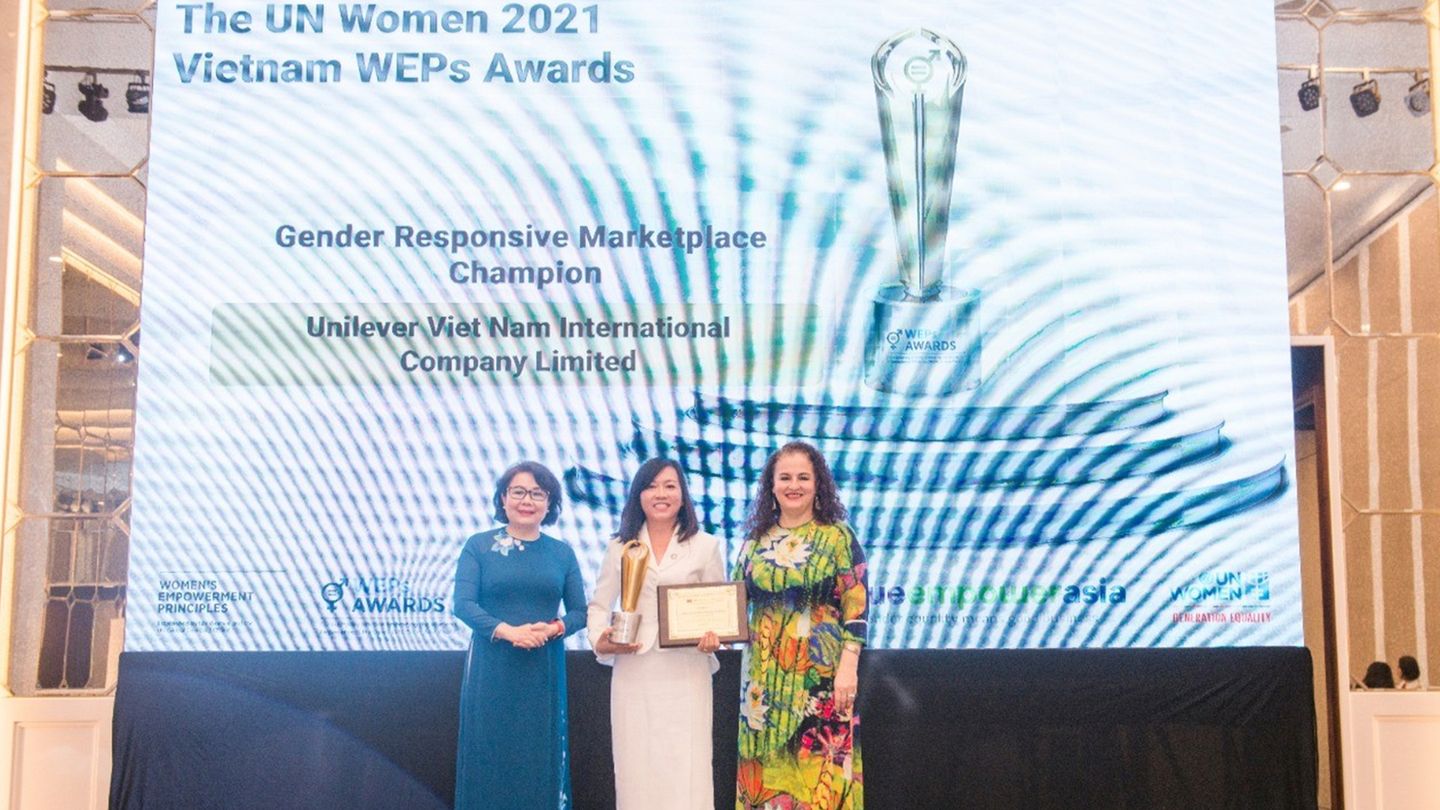 Cúp và bằng khen WEPs Awards 2021 của Unilever