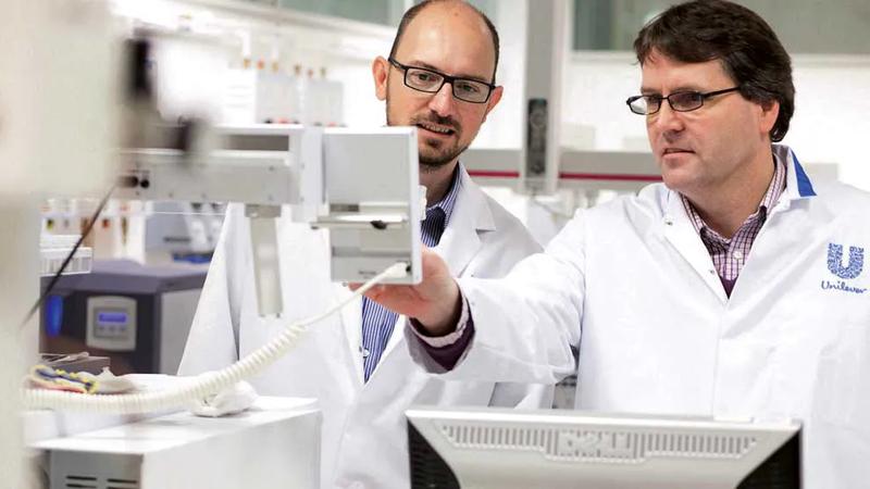 Two Unilever scientists in a lab analysing data