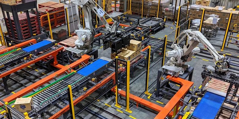 Robot phục vụ công tác đóng gói và vận chuyển sản phẩm tại nhà máy của Unilever Việt Nam