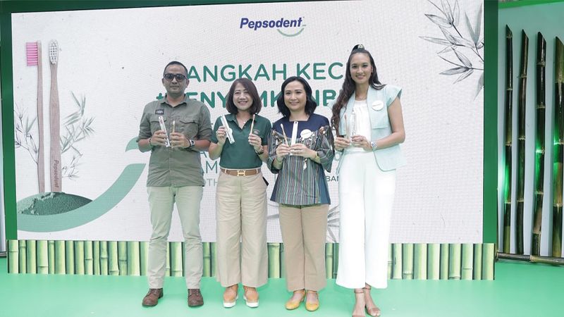 pepsodent panelists posing with toothpaste