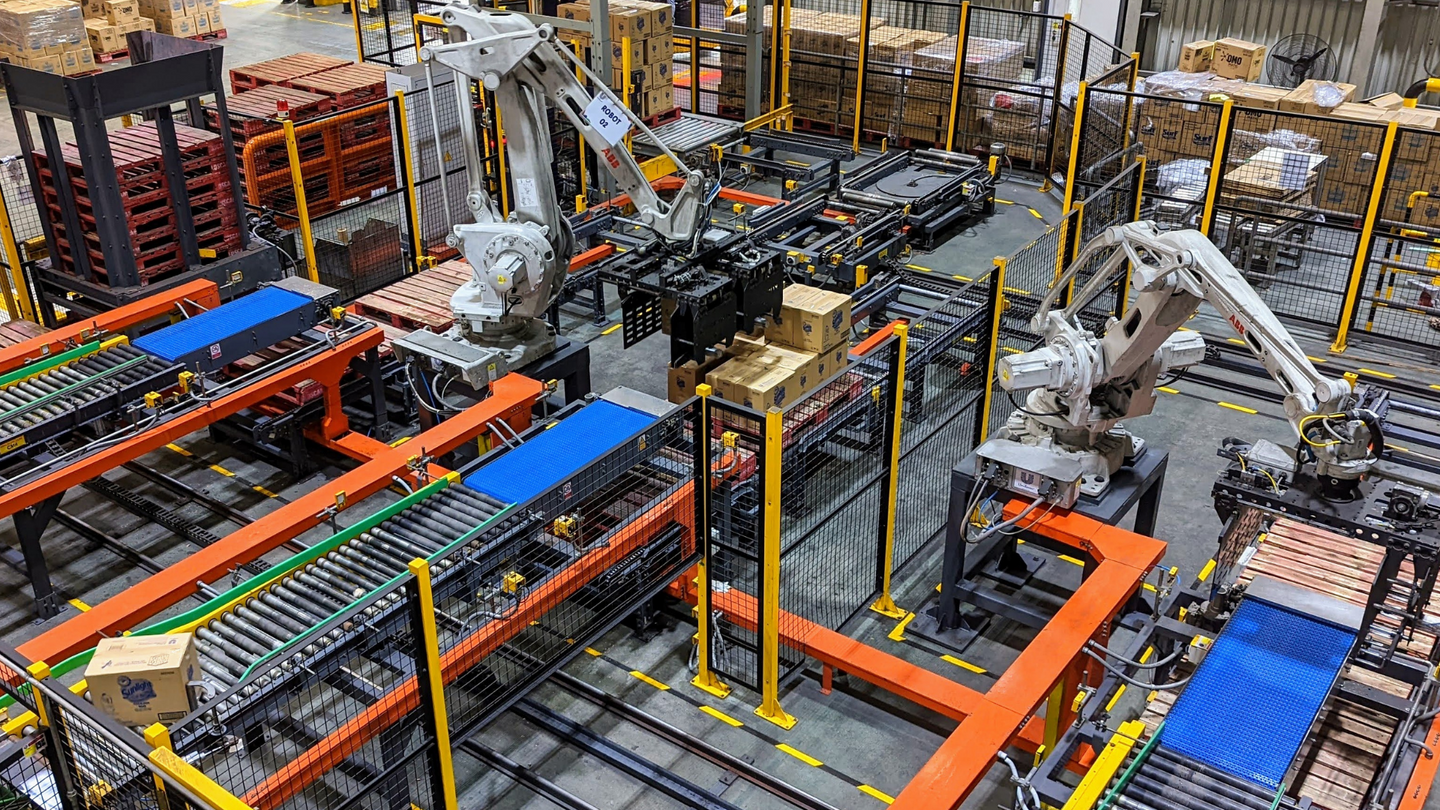 Robot phục vụ công tác đóng gói và vận chuyển sản phẩm tại nhà máy của Unilever Việt Nam