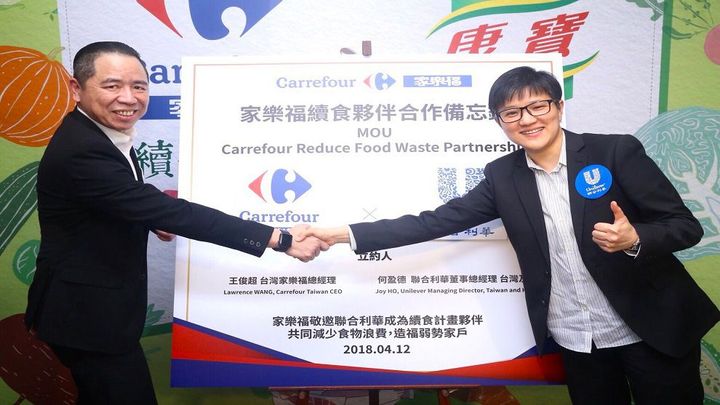 Two man shaking hands