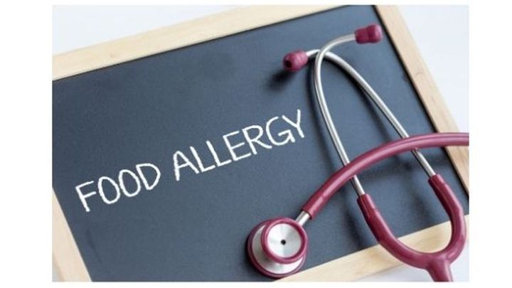 Blackboard with ‘Food Allergy’ written on it with a stethoscope.