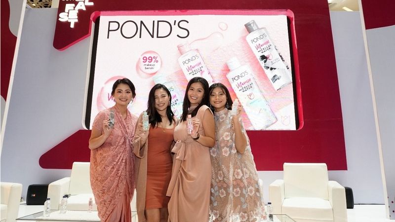 #MakeUpOffGlowOn Ponds - Indonesian women holding the products
