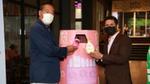 ภาพ CEO Unilever และ Sansiri กำลังหย่อนขวด HDPE