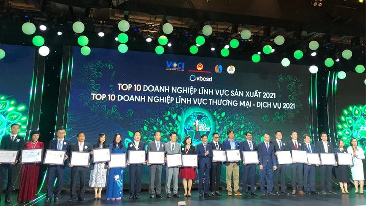 Top 10 doanh nghiep ben vung - CSI 100 (Dai dien Unilever thu 10 tu trai sang)