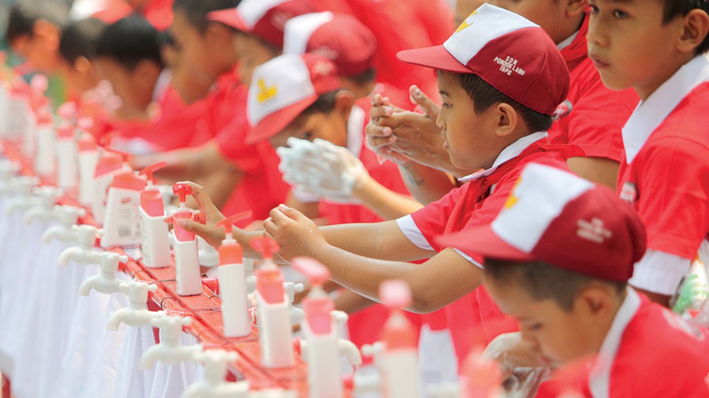 Indonesian children washing with Lifebuoy