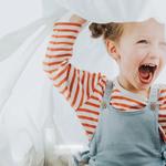 A box of Skip laundry capsules on a sandy beach with text reading: impeccable cleaning, plastic-free packaging.