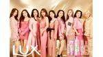  TWICEメンバー９人がピンク系の洋服を着て横並びに立ってポーズを取っている姿とLUX商品