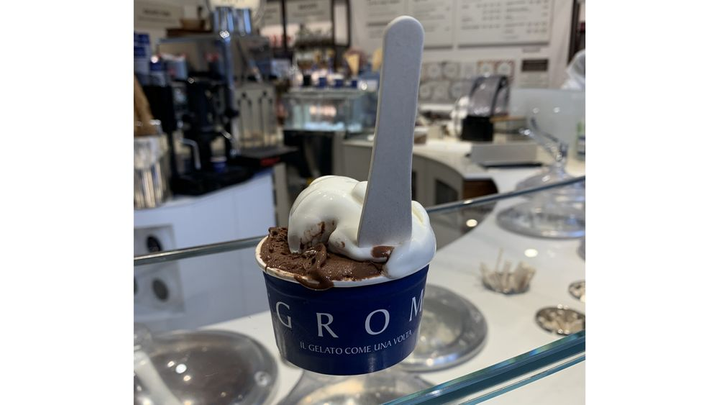 GROM gelato with the new Qwarzo paper-based spoon 
