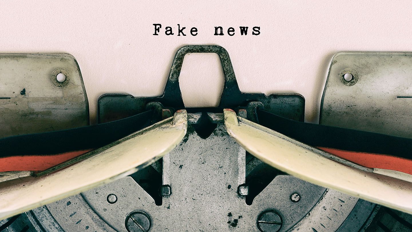 Typewriter used to type the words "fake news"