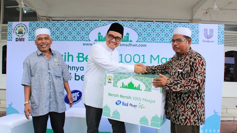 Unilever Indonesia Bersih Bersih 1001 Masjid Medan - Donasi