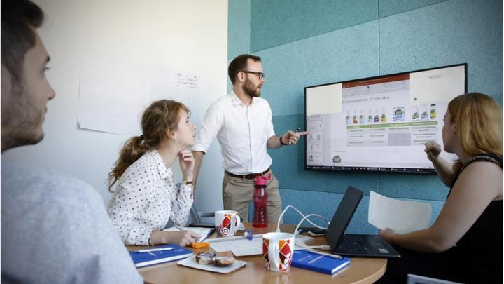 Az Unilever irodájában 4 munkavállaló SWOT elemzést készít.