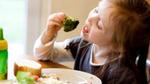 dívka jící brokolici