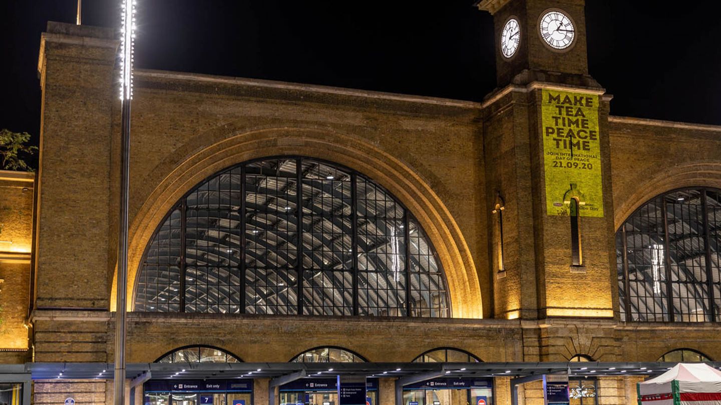 Lipton illuminated the clock tower at King's Cross Station in London, UK with the message: 'Make tea time peace time'.