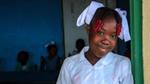 Jeune Africaine portant des nœuds à cheveux en uniforme scolaire dans la classe