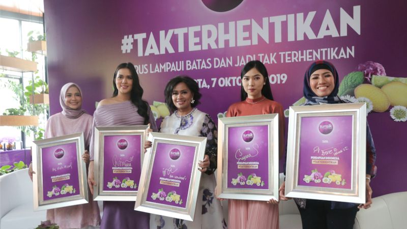 Women holding Sunsilk Certificates