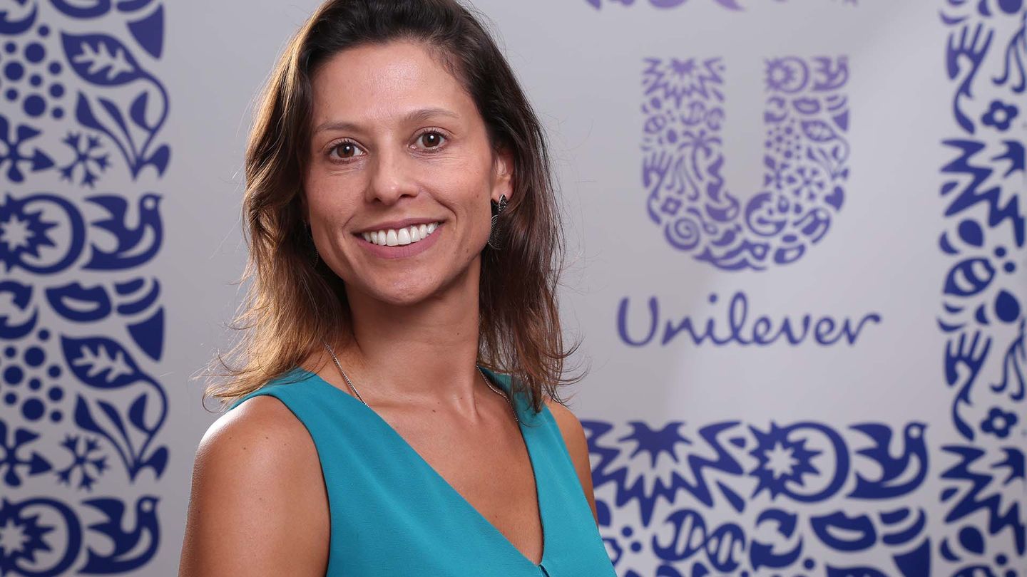 Unilever Hero Juliana Abreu, smiling, with Unilever-branded background