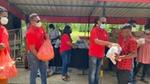 Officials from Unilever Sri Lanka, Mindshare and Wings Brand Activations, distributing dry rations and Unilever products to the Dambana community. 