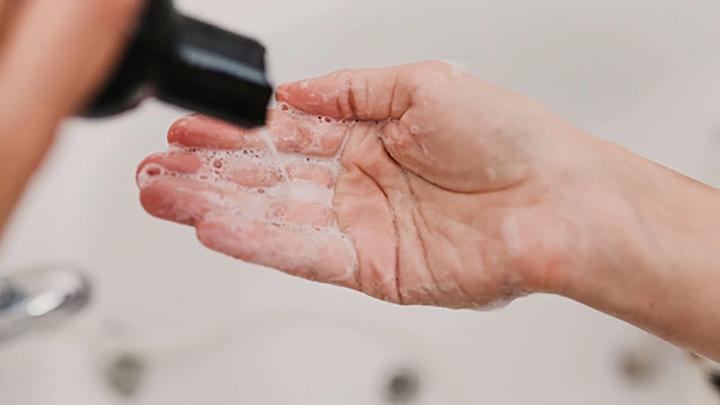 Mycie namydlonych rąk
