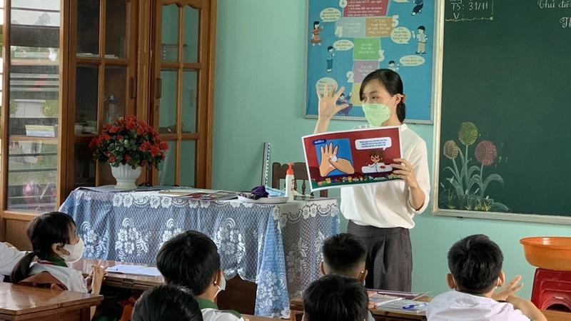 Giáo viên trường Tiểu học Trần Văn Ơn (tỉnh Quảng Nam) hướng dẫn học sinh cách rửa tay đúng cách vào tháng 10 năm 2021