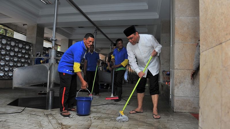 Unilever Indonesia Bersih Bersih 1001 Masjid