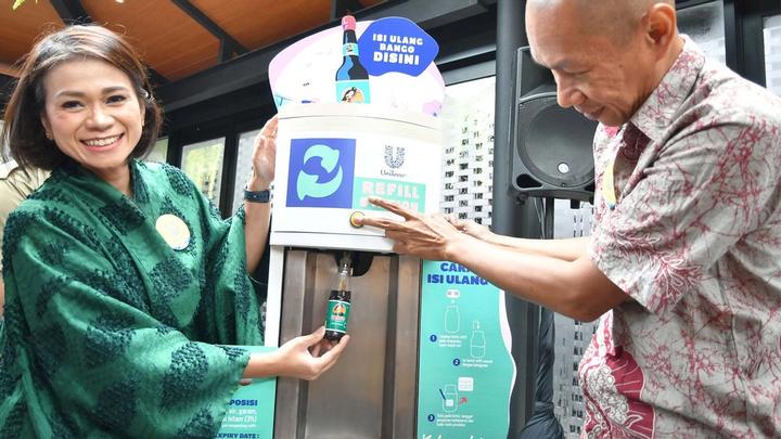 Man and woman refill bottle. Indonesian brand, Bango is one of 11 products on offer at Unilever’s pilot refillery.