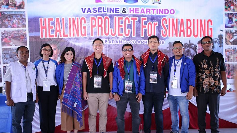 Unilever Indonesia Vaseline Healing Project Sinabung Bagi Foto Bersama
