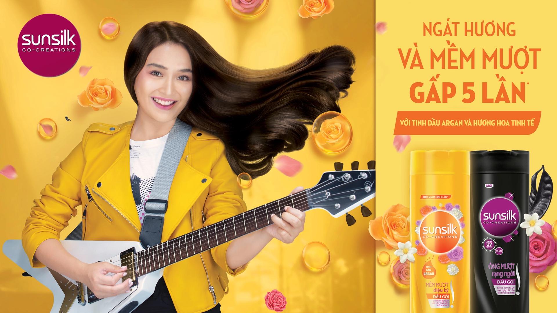 Cô gái với mái tóc mềm mượt ngát hương chơi guitar say mê cạnh dầu gội Sunsilk