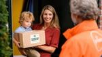 PostNL bezorger overhandigt Too Good To Go pakket aan consument