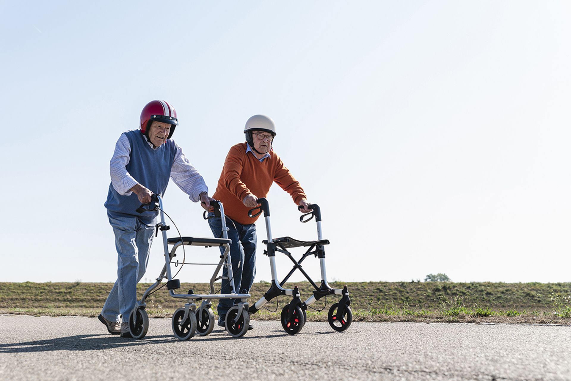 Seniorin stellt die Griffhöhe ihres Rollators in aufrechter Haltung ein