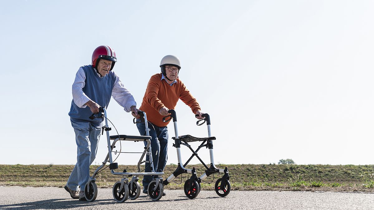 Seniorin stellt die Griffhöhe ihres Rollators in aufrechter Haltung ein