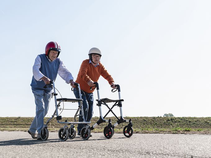 Seniorin stellt die Griffhöhe ihres Rollators in aufrechter Haltung ein