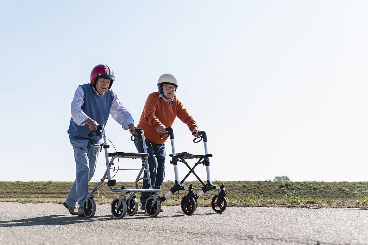Seniorin stellt die Griffhöhe ihres Rollators in aufrechter Haltung ein