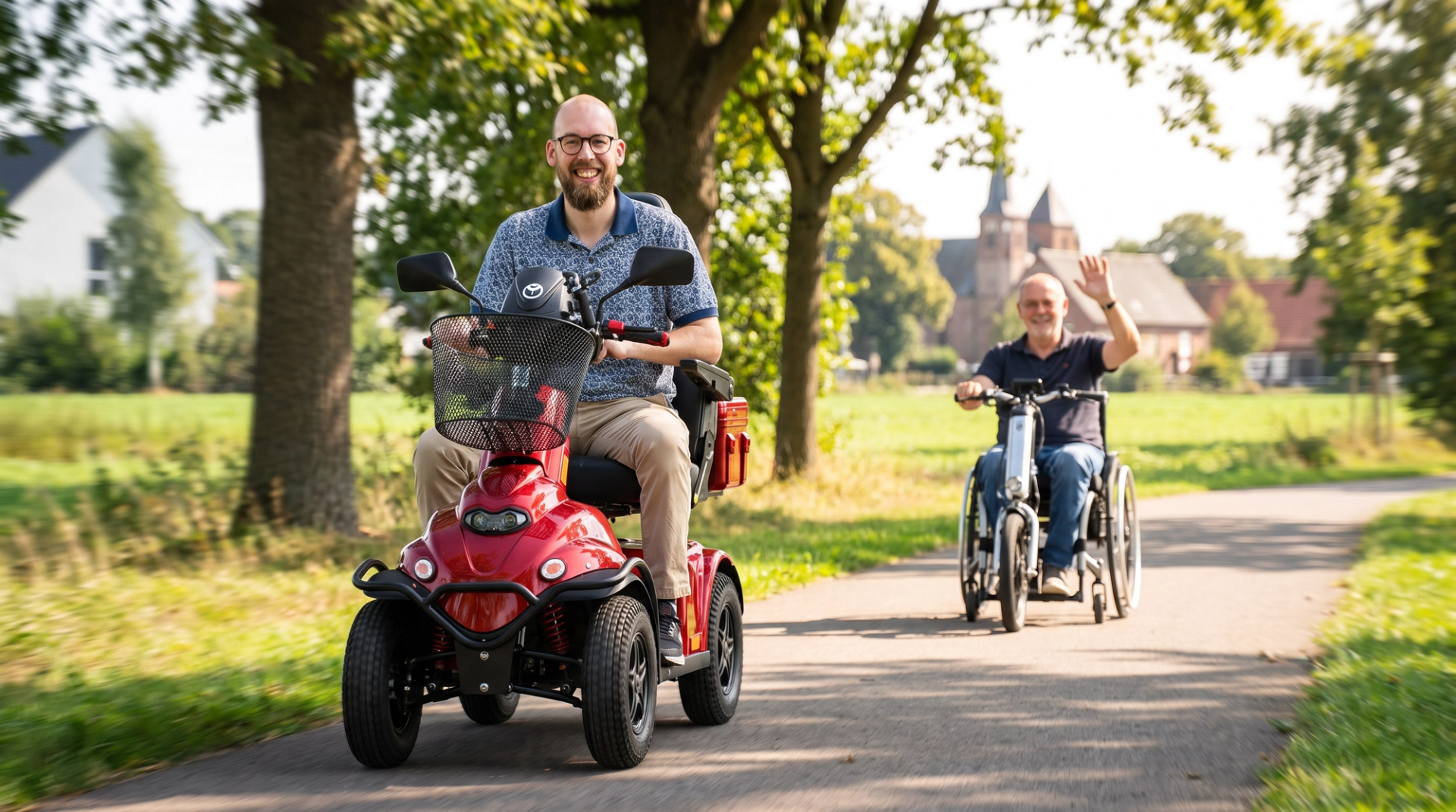Senior auf einem Elektromobil und Rollstuhlfahrer mit Zuggerät auf einem sonnigen Weg