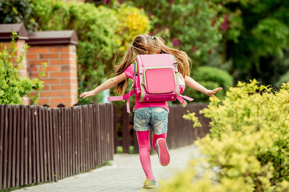 Kinderschuhe und Schulranzen – Fußcheck vor dem Schulstart