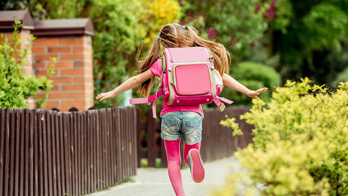 Kinderschuhe und Schulranzen – Fußcheck vor dem Schulstart