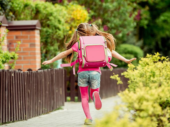 Kinderschuhe und Schulranzen – Fußcheck vor dem Schulstart