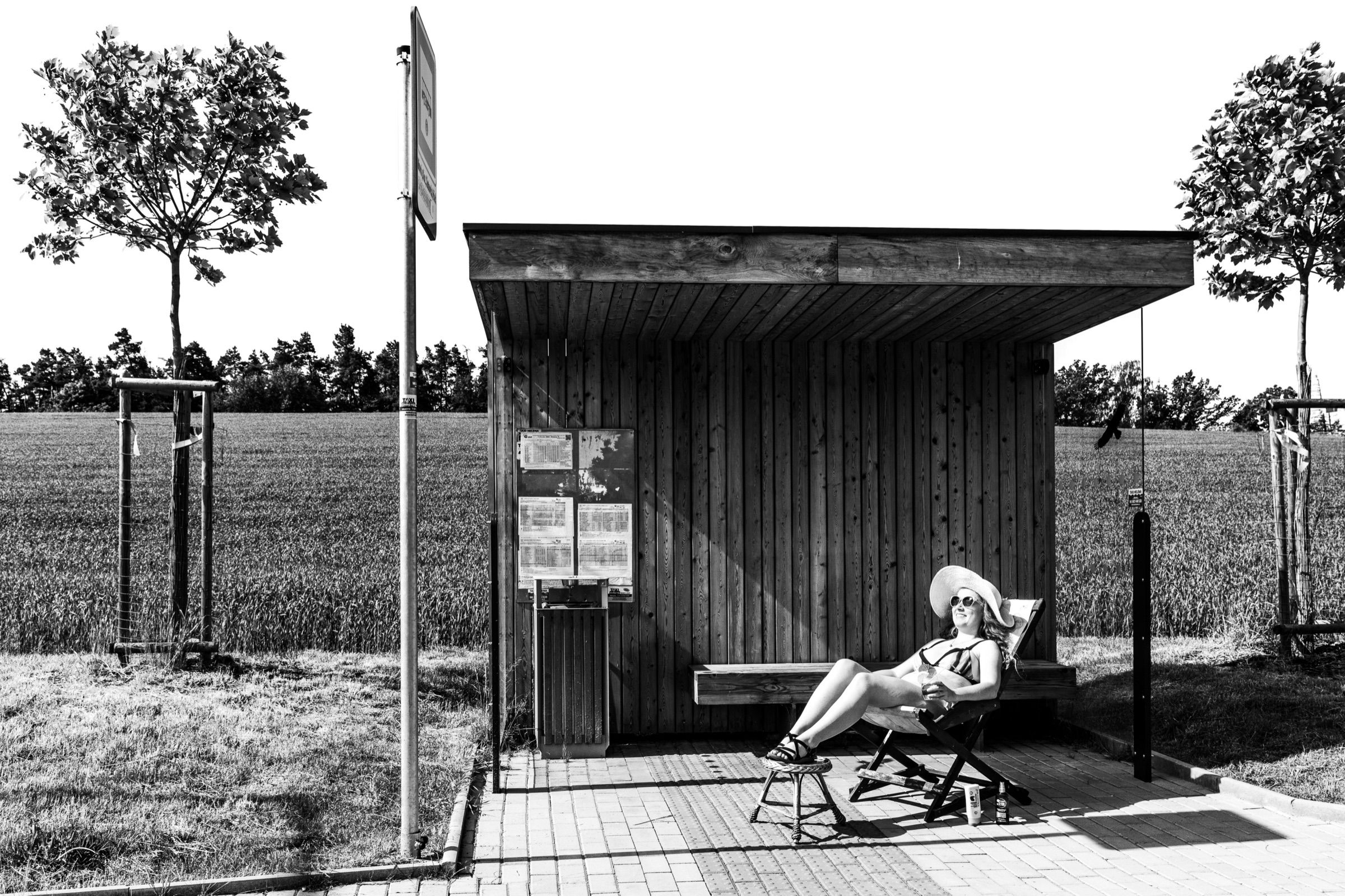 Život na autobusové zastávce – fotografie 13