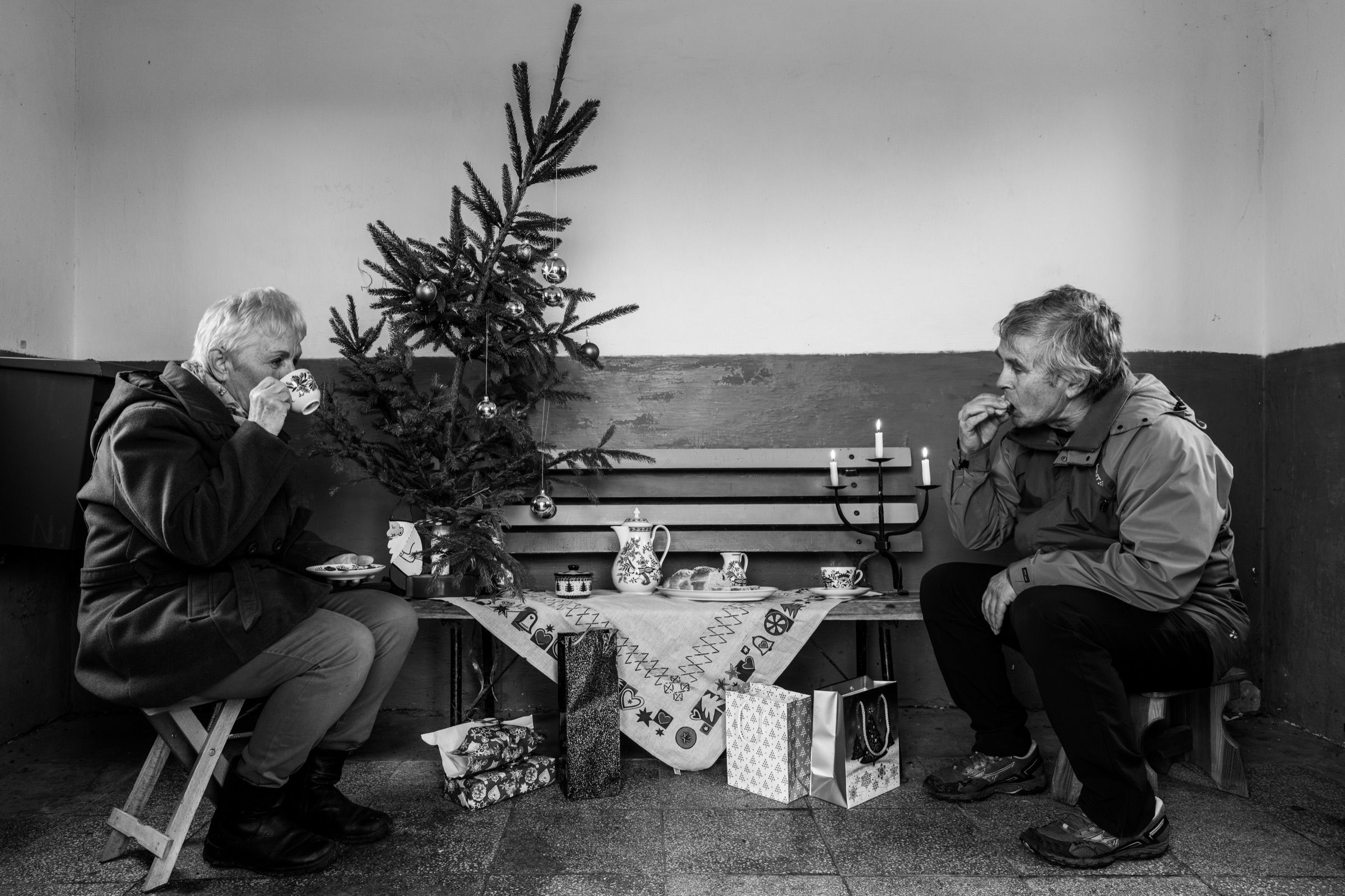 Život na autobusové zastávce – fotografie 03