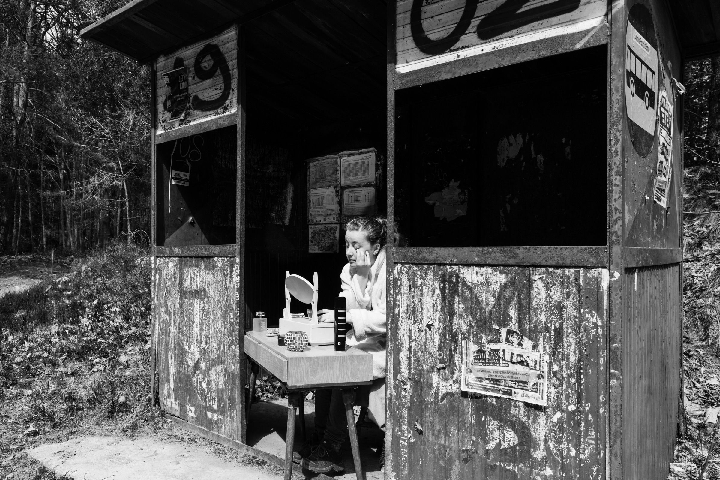 Život na autobusové zastávce – fotografie 07