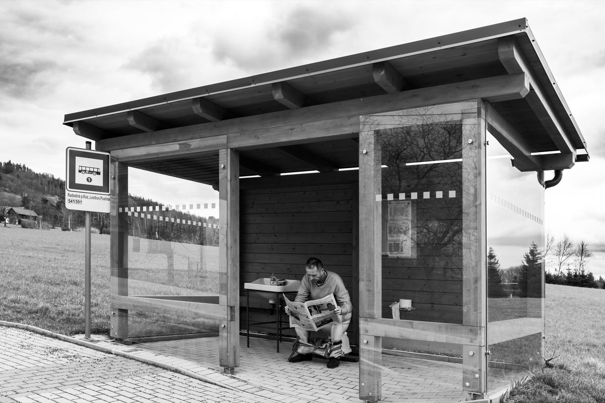 Život na autobusové zastávce – fotografie 01