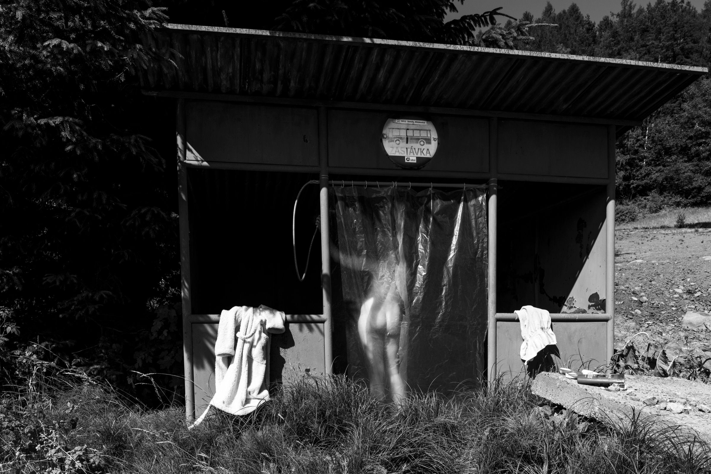 Život na autobusové zastávce – fotografie 09
