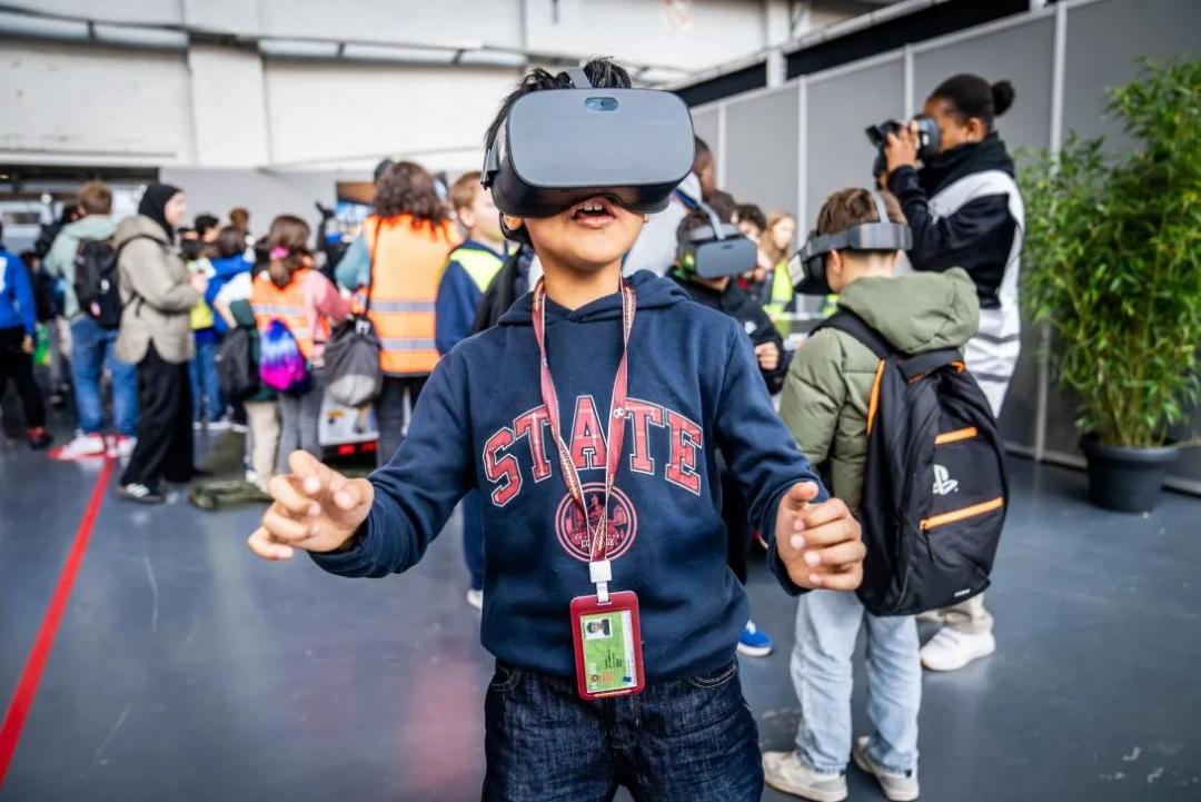 Stand Codaquest anime dans un salon avec enfants qui codent