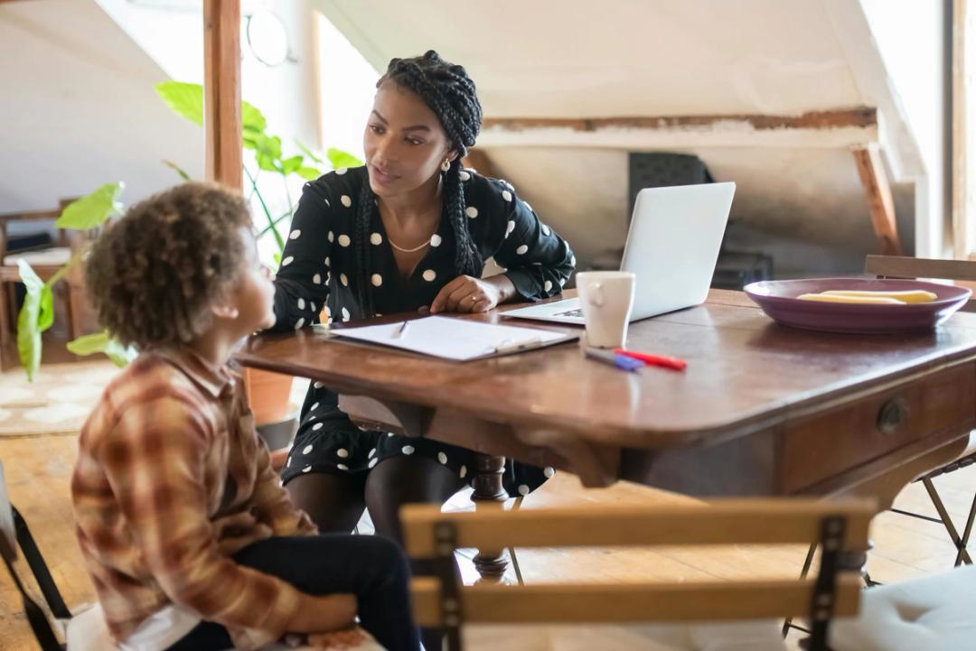 Professionnel accompagnant un enfant