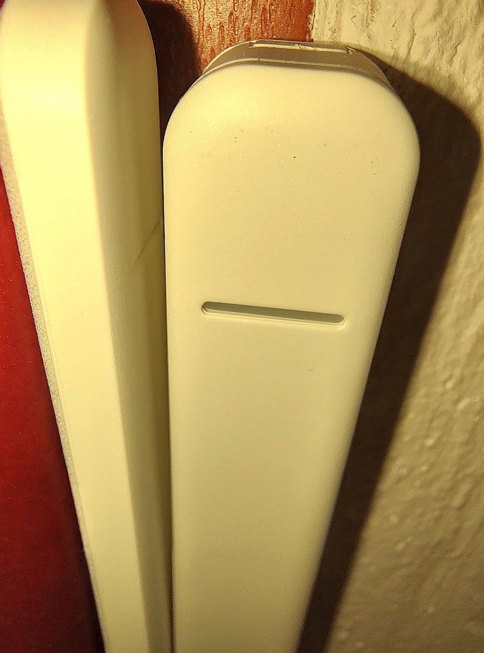 Parasoll sensor mounted on the door, blinks red when the status changes.
