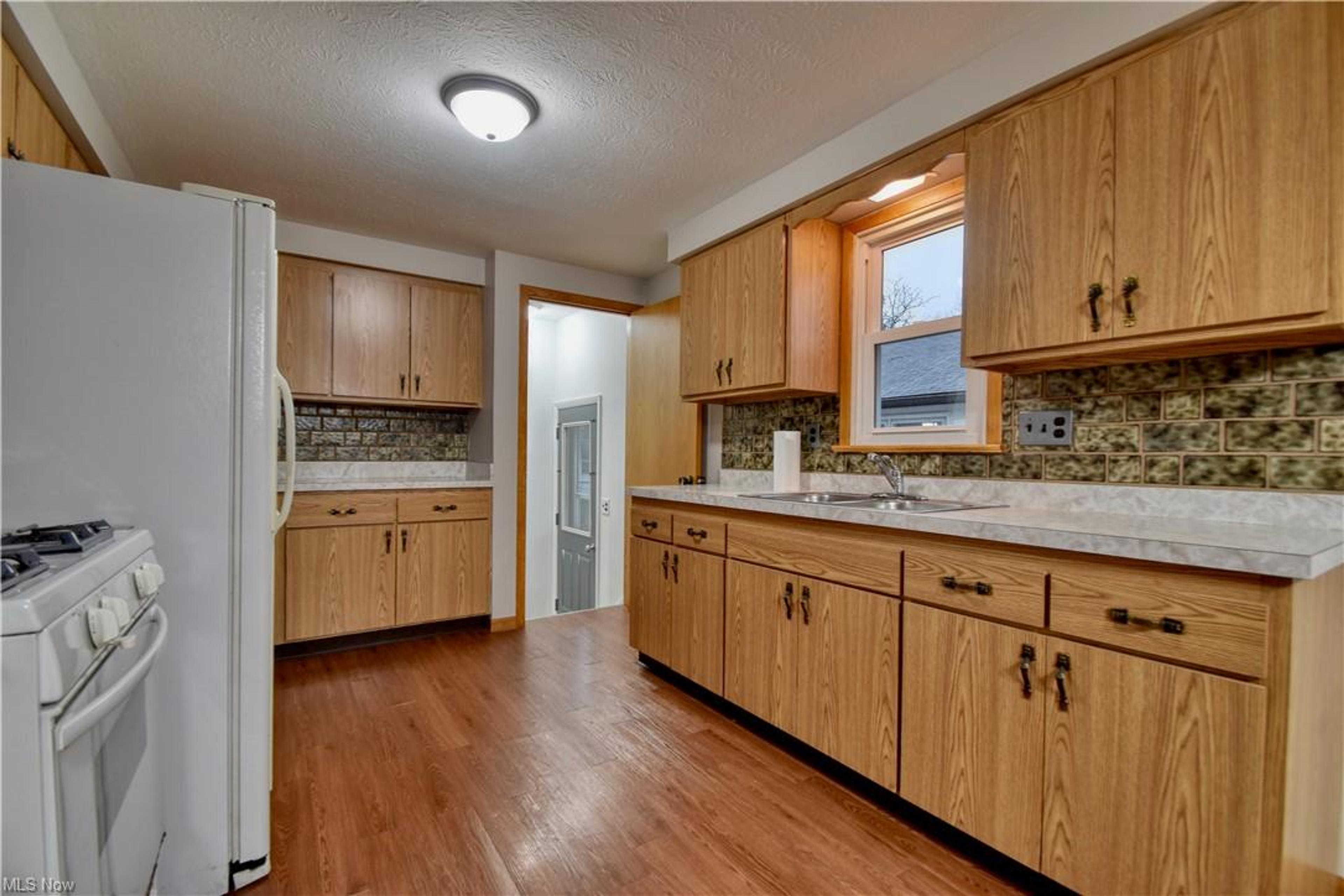 32868 Barbara Drive, Eastlake - photo 21