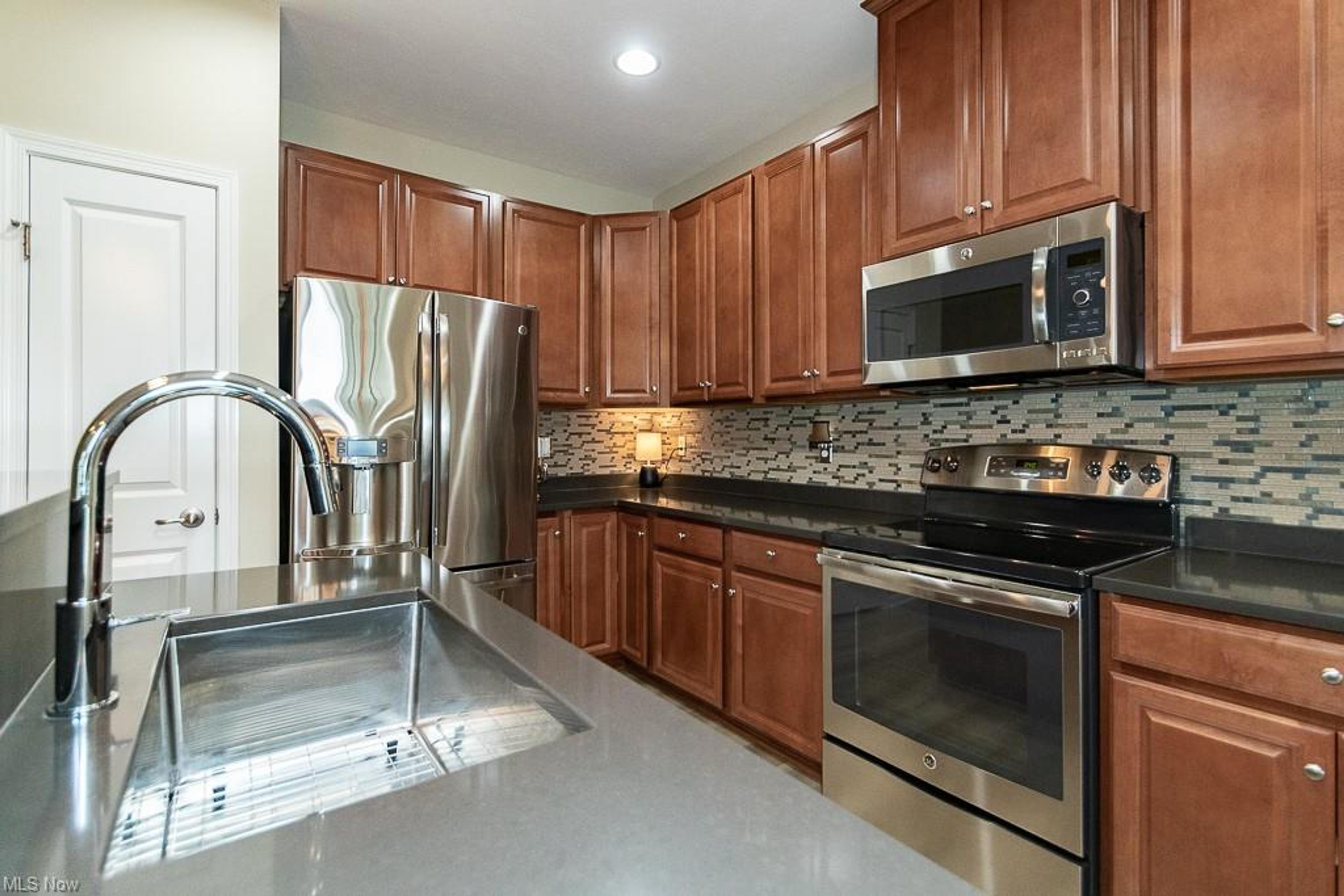 8693 Prairie Grass Lane, Mentor - photo 6